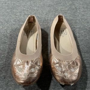 Gap kitty flats